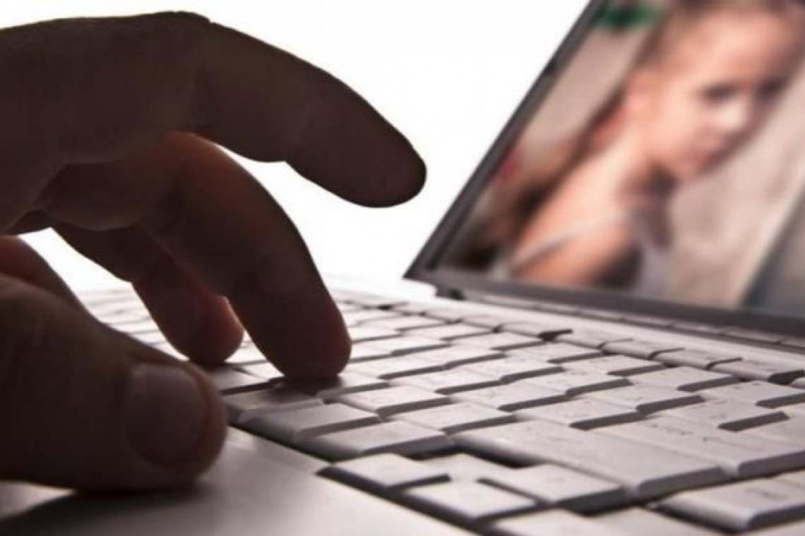 Un prahovean care a obligat o minoră să-i transmită imagini pornografice a fost reținut