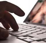 Un prahovean care a obligat o minoră să-i transmită imagini pornografice a fost reținut