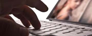Un prahovean care a obligat o minoră să-i transmită imagini pornografice a fost reținut