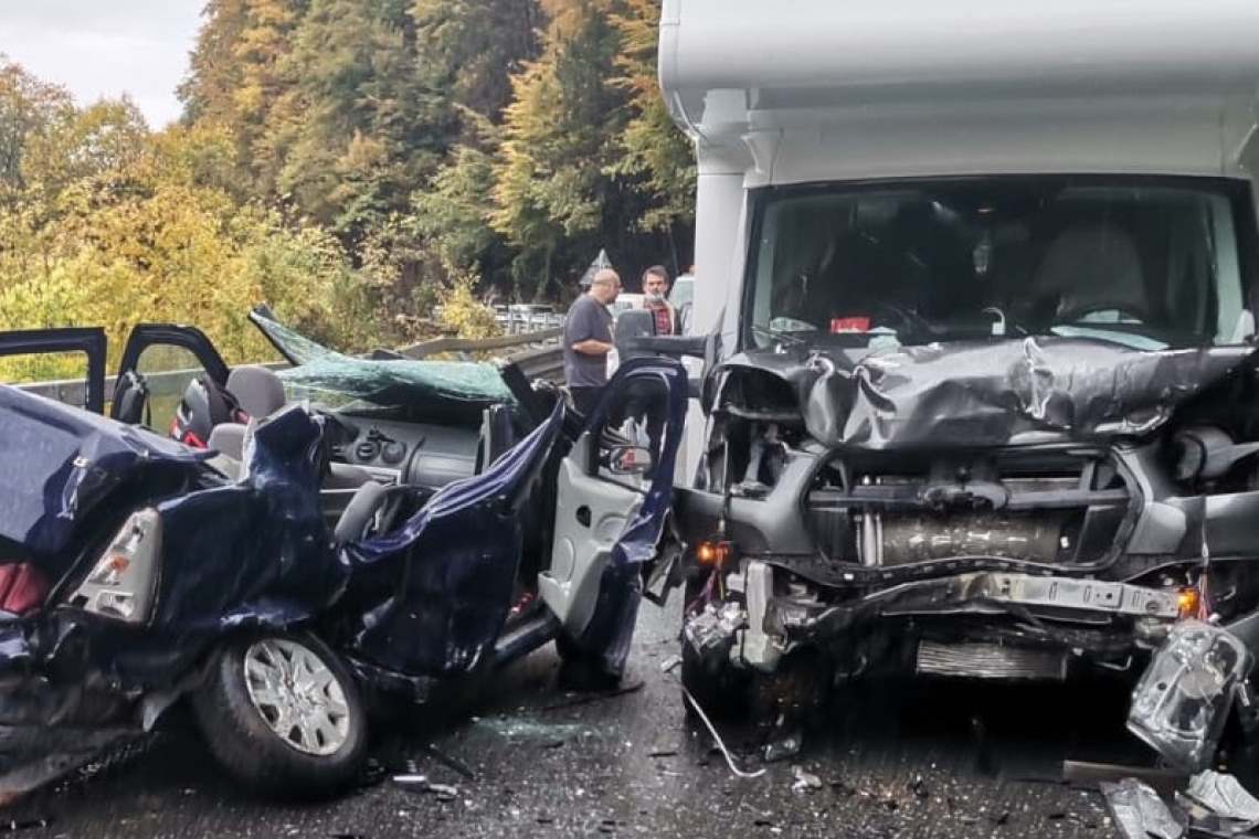 Patru persoane, printre care și un bebeluș, au fost rănite grav într-un accident produs pe DN1, la Posada