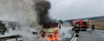O dubă plină cu articole de papetărie a luat foc pe autostrada București-Ploiești