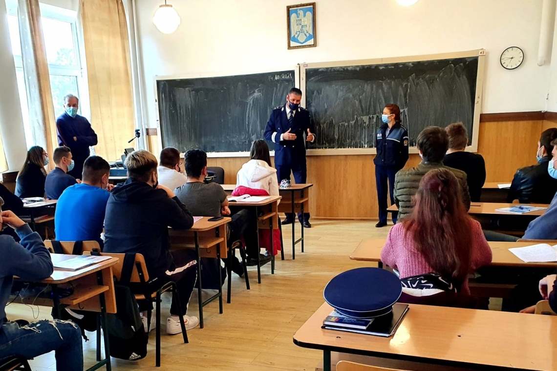 Polițiștii își promovează profesia în liceele prahovene. Prima acțiune - la Breaza