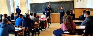 Polițiștii își promovează profesia în liceele prahovene. Prima acțiune - la Breaza