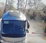 Un șofer de autobuz a forțat trecerea peste calea ferată, la Tinosu. A rămas fără permis pentru 90 de zile