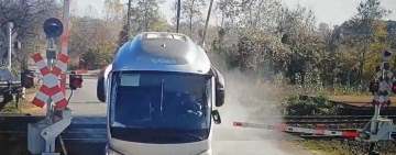 Un șofer de autobuz a forțat trecerea peste calea ferată, la Tinosu. A rămas fără permis pentru 90 de zile