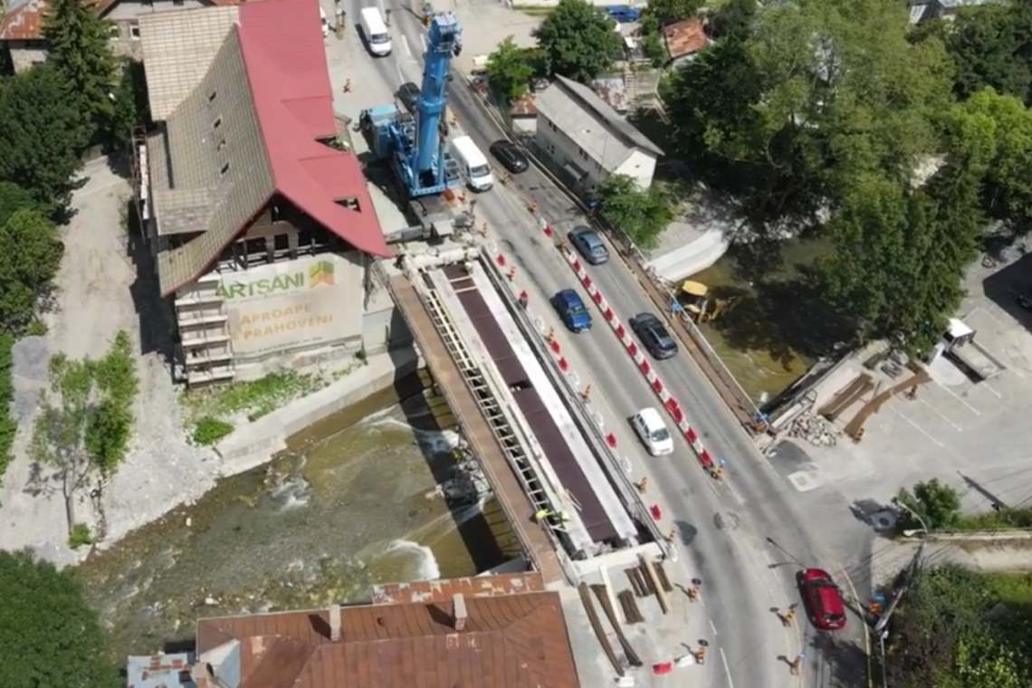 Podul de pe DN1, peste pârâul Azuga, a fost finalizat. Se reia circulația pentru vehiculele cu masa mai mare de 7,5 tone