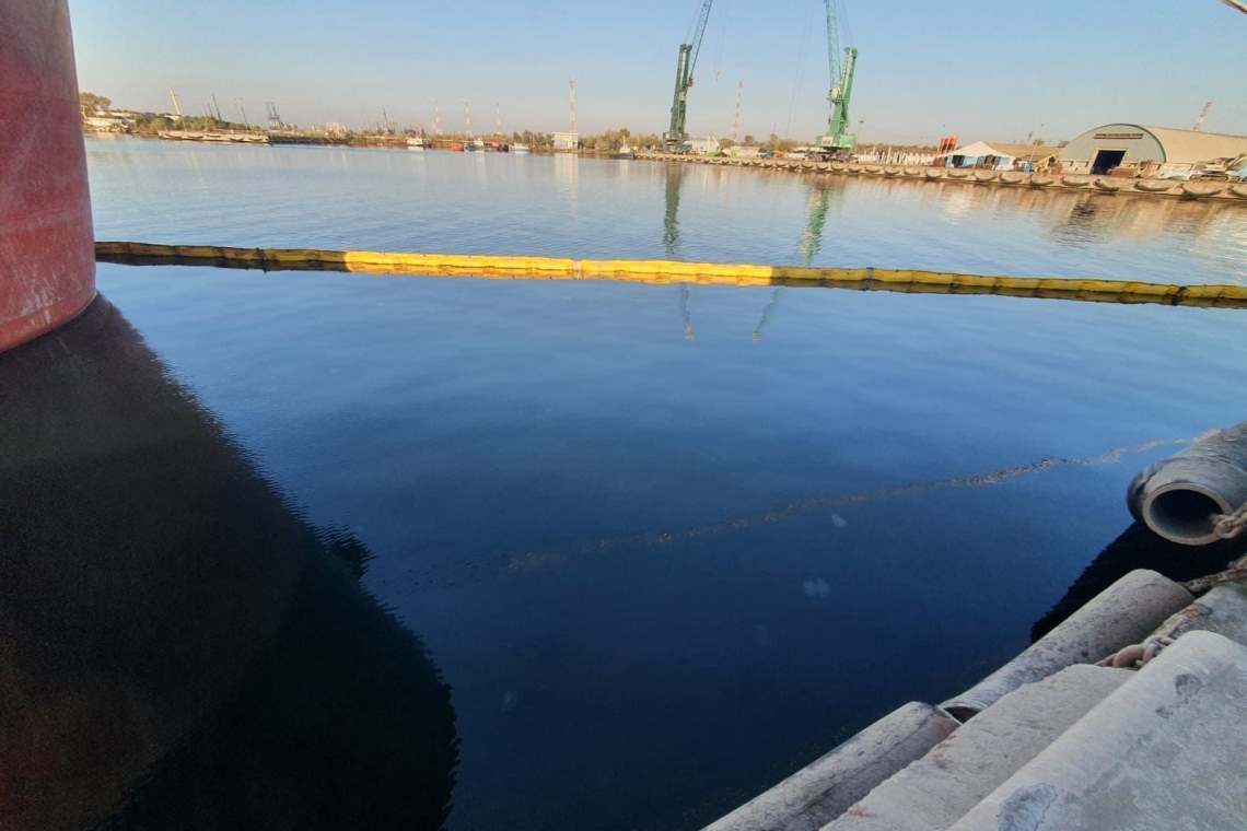 Dezastru în portul Midia-Năvodari. O tonă de păcură s-a scurs dintr-o navă