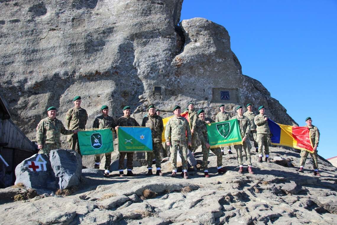 Vânătorii de munte au sărbătorit, la Vârful Omu, 105 ani de la înființarea armei!