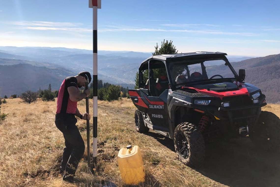 Cine fură (chiar și) stâlpii marcajelor de pe traseele montane?