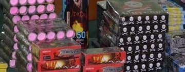 Zeci de kilograme de petarde și baterii de artificii, vândute din portbagaj, la Potigrafu. “Comerciantul“ s-a ales cu dosar penal