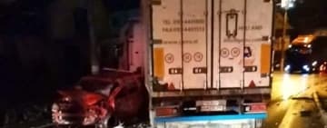 Un TIR a intrat într-un autoturism, azi-noapte, la Bușteni. Traficul a fost întrerupt pe DN1