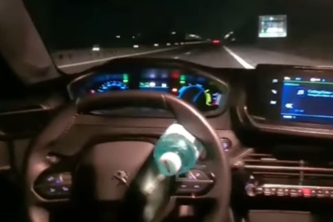Video/ Accident pe autostradă, transmis în direct. Mașina era pe pilot automat, șoferul - pe bancheta din spate!