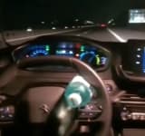 Video/ Accident pe autostradă, transmis în direct. Mașina era pe pilot automat, șoferul - pe bancheta din spate!