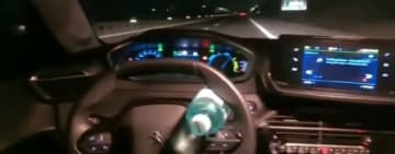 Video/ Accident pe autostradă, transmis în direct. Mașina era pe pilot automat, șoferul - pe bancheta din spate!