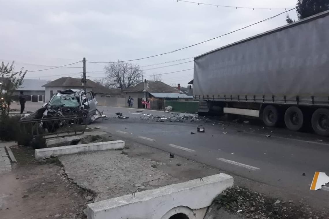 Impact devastator între un TIR și un autoturism, la Ciorani! Update/ Șoferul a murit