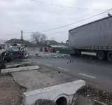 Impact devastator între un TIR și un autoturism, la Ciorani! Update/ Șoferul a murit