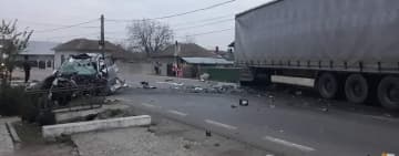Impact devastator între un TIR și un autoturism, la Ciorani! Update/ Șoferul a murit