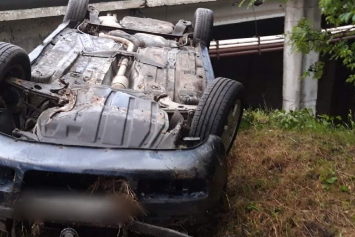 Un autoturism s-a răsturnat lângă râul Prahova, pe DN1
