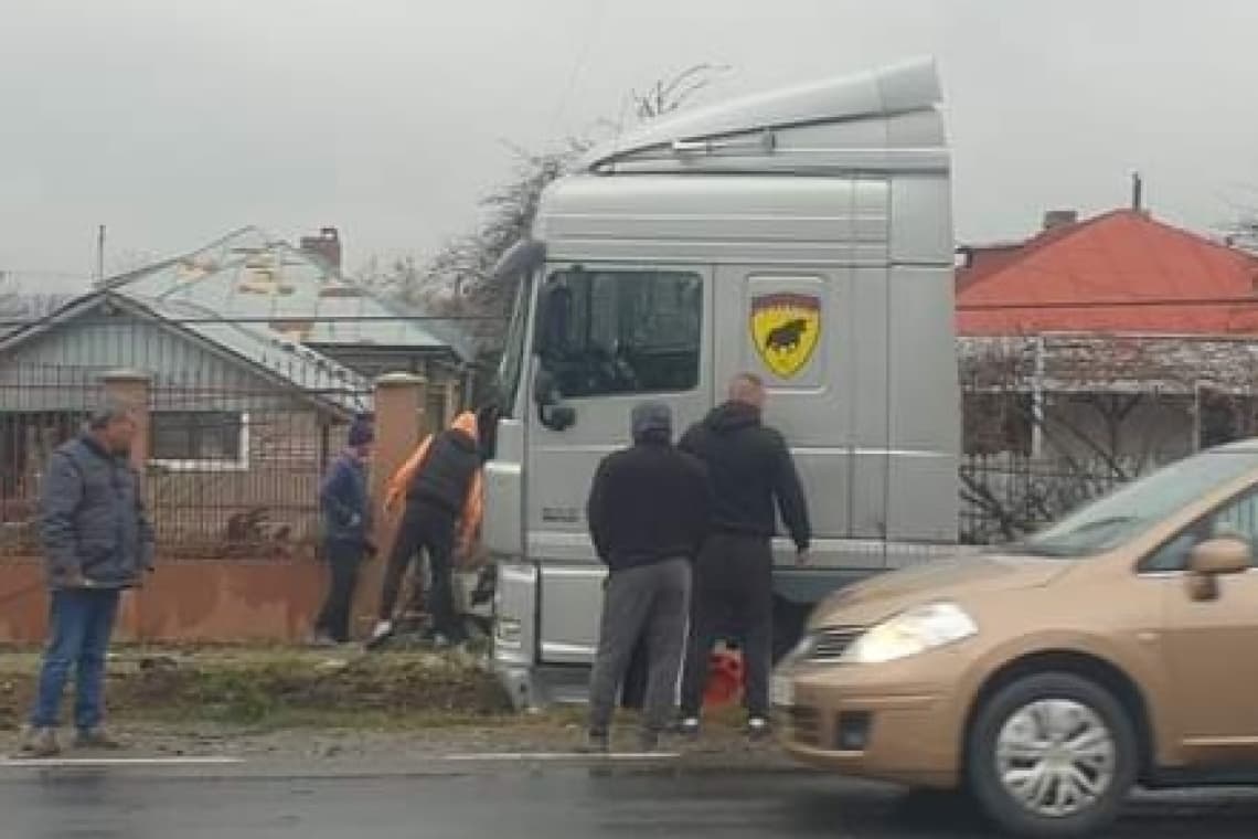 Un autotren a intrat într-un stâlp de electricitate, pe DN1A, la Gura Vitioarei