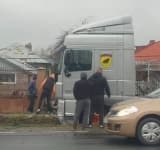 Un autotren a intrat într-un stâlp de electricitate, pe DN1A, la Gura Vitioarei