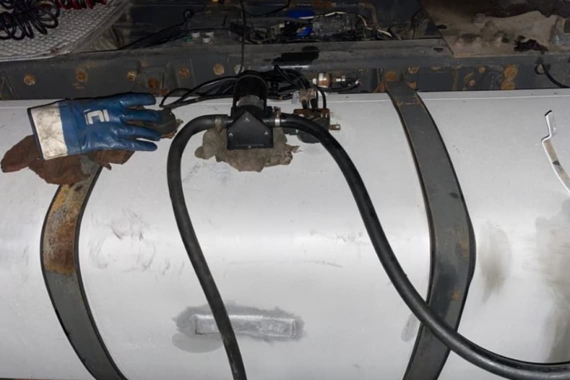 Furau motorină din rezervorul unui autocamion, la marginea Ploieștiului. Pentru eficiență, cu pompa electrică!