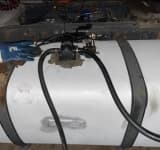 Furau motorină din rezervorul unui autocamion, la marginea Ploieștiului. Pentru eficiență, cu pompa electrică!