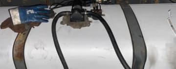 Furau motorină din rezervorul unui autocamion, la marginea Ploieștiului. Pentru eficiență, cu pompa electrică!