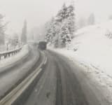 Ninge viscolit în zona montană înaltă. Polițiștii le recomandă șoferilor montarea lanțurilor pe anvelope 