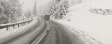 Ninge viscolit în zona montană înaltă. Polițiștii le recomandă șoferilor montarea lanțurilor pe anvelope 