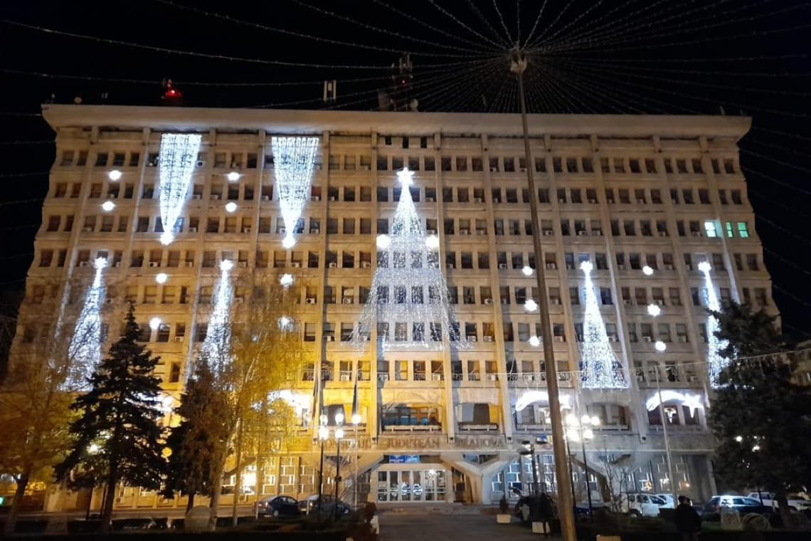 Bănoasă afacere! Cât costă cei câțiva brazi luminoși de pe Palatul Administrativ din Ploiești, la final de 2021!