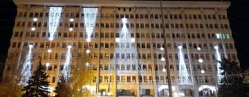 Bănoasă afacere! Cât costă cei câțiva brazi luminoși de pe Palatul Administrativ din Ploiești, la final de 2021!
