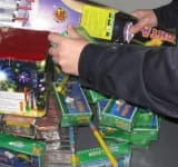 Petarde și artificii, vândute din portbagaj. Comerciantul s-a ales cu dosar penal!