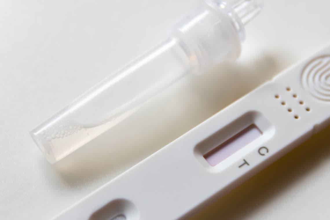 Câte rezultate pozitive au fost raportate după prima zi de testare în școli