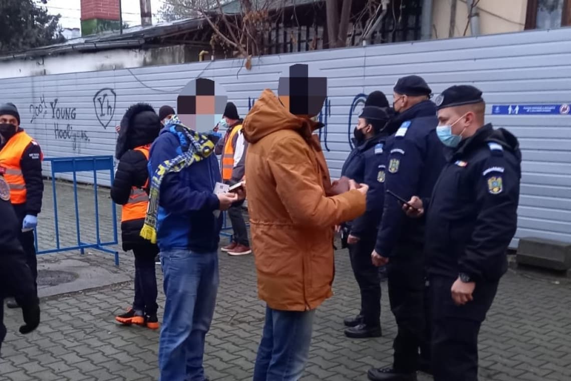 Doi tineri din Ploiești au vrut să intre la meciul Petrolul-Universitatea Cluj cu certificate verzi “împrumutate” de la prieteni