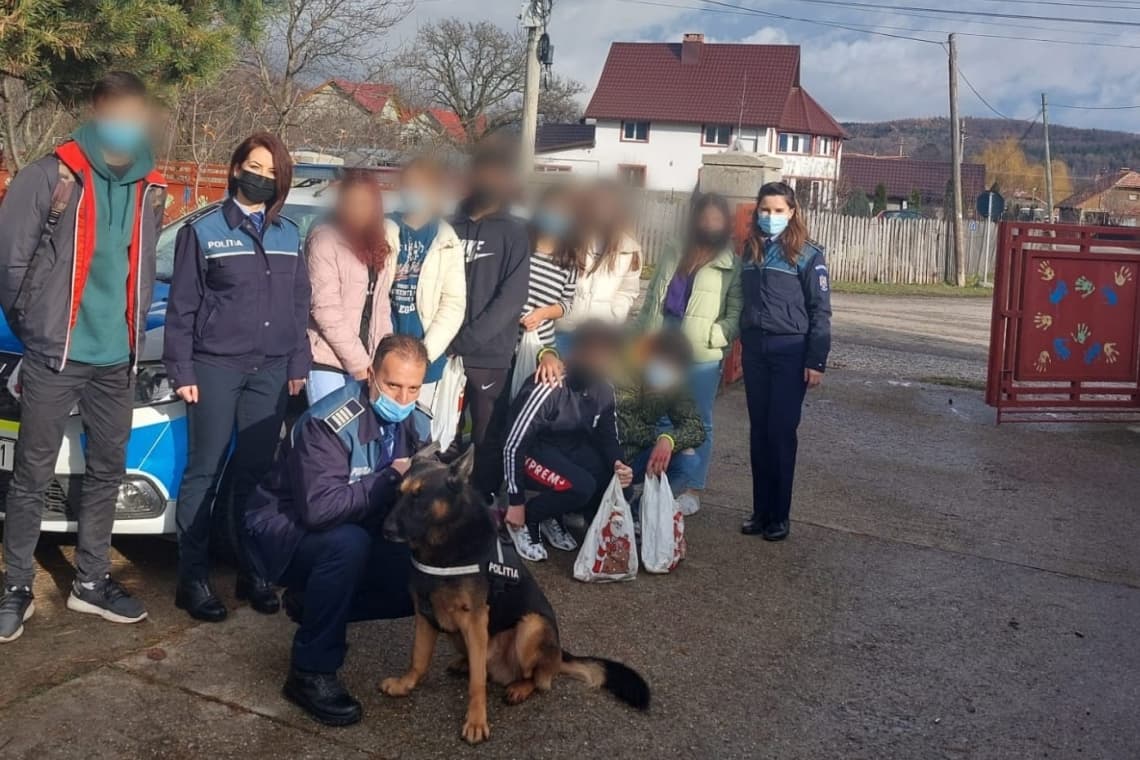 Rex, câinele polițist al IPJ Prahova, în misiune la un centru pentru minori din Brebu