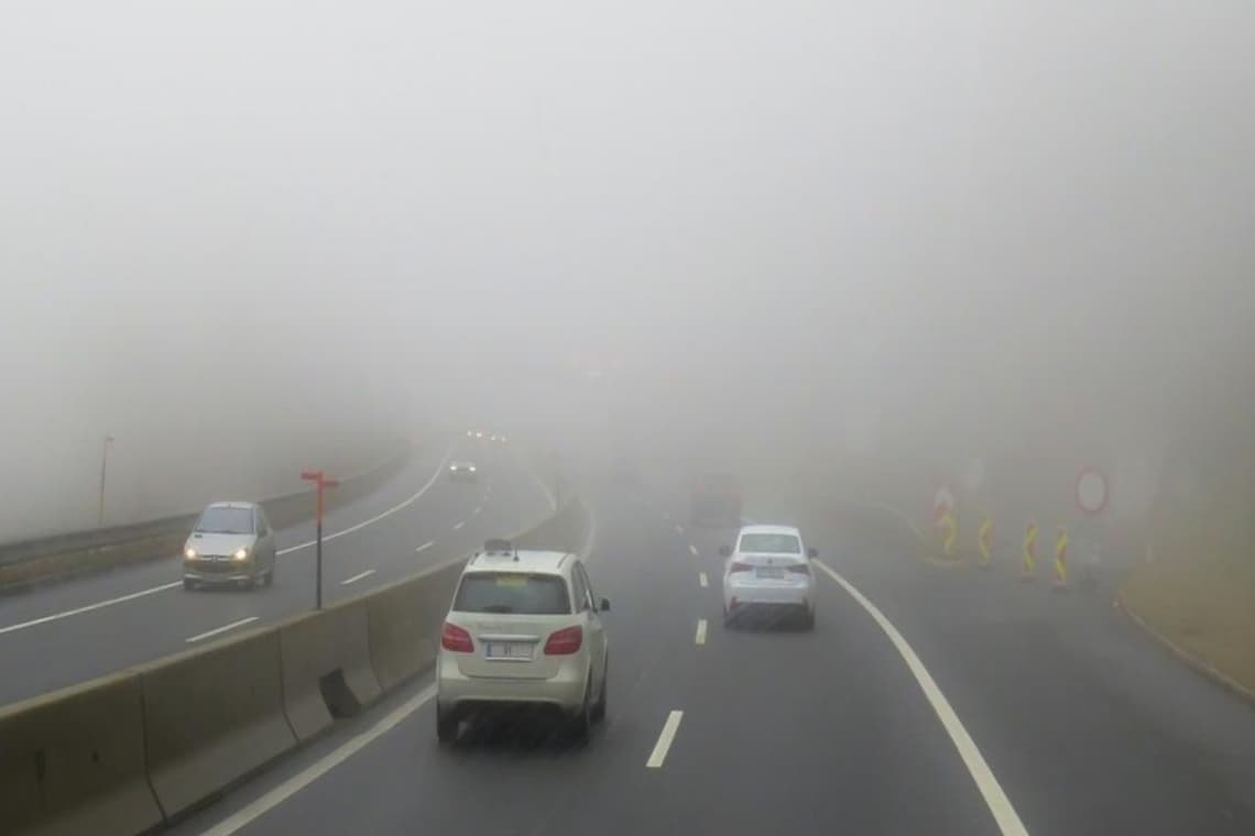 Ceață densă în zona de șes a județului Prahova. Circulați cu prudență! 