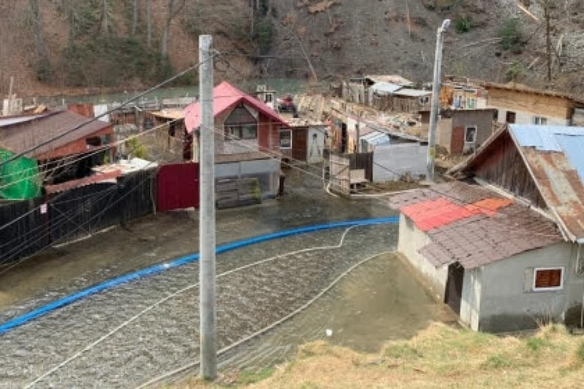 Inundații, copaci și stâlpi de electricitate căzuți, din cauza fenomenelor meteo de noaptea trecută, în mai multe localități prahovene