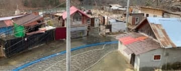 Inundații, copaci și stâlpi de electricitate căzuți, din cauza fenomenelor meteo de noaptea trecută, în mai multe localități prahovene