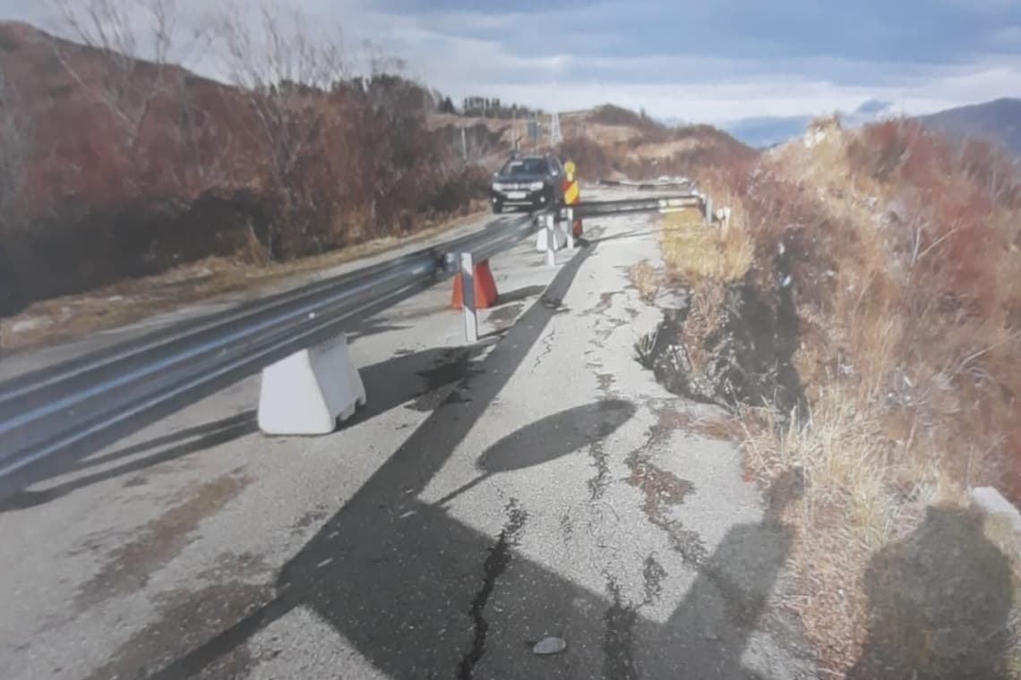 Restricții de circulație pe un drum județean, la Șotrile, din cauza alunecărilor de teren