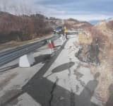 Restricții de circulație pe un drum județean, la Șotrile, din cauza alunecărilor de teren
