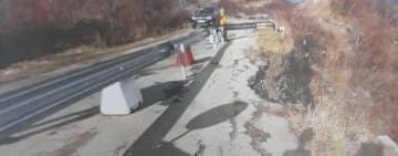 Restricții de circulație pe un drum județean, la Șotrile, din cauza alunecărilor de teren