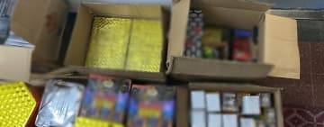 Arme deținute ilegal și jumătate de tonă de artificii și petarde, ridicate de polițiștii prahoveni la perchezițiile de astăzi