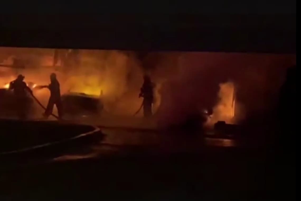 Noapte de coșmar la Constanța! Sute de oameni s-au refugiat pe un bloc, în urma unui incendiu izbucnit în parcarea subterană