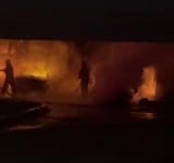 Noapte de coșmar la Constanța! Sute de oameni s-au refugiat pe un bloc, în urma unui incendiu izbucnit în parcarea subterană