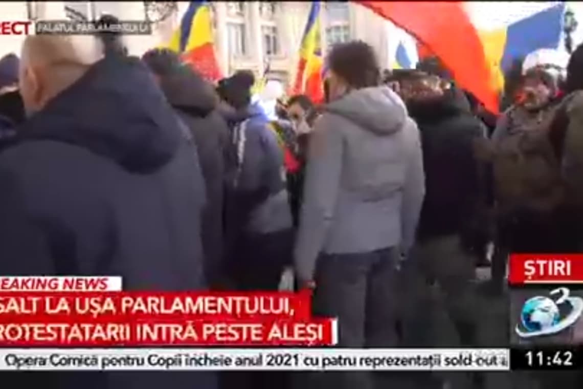 Update/Sute de protestatari forțează intrarea în Parlamentul României