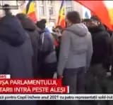 Update/Sute de protestatari forțează intrarea în Parlamentul României
