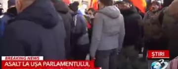 Update/Sute de protestatari forțează intrarea în Parlamentul României