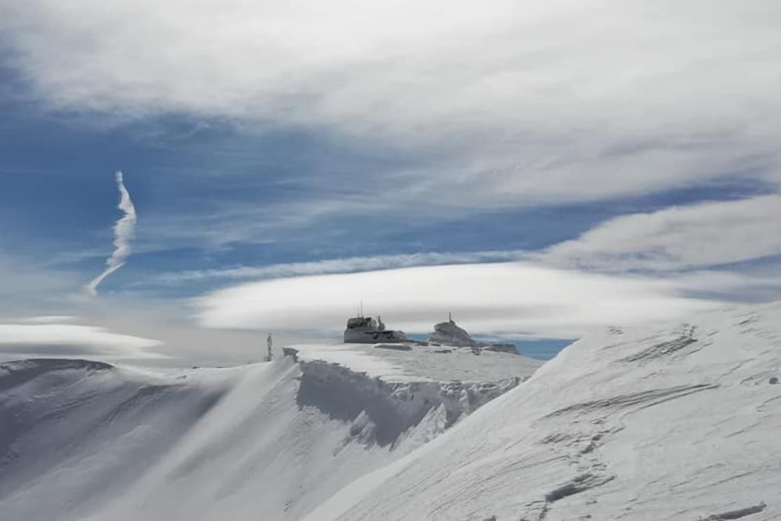 Frig de crapă pietrele la Vârful Omu. Nici la Ploiești nu e prea cald!