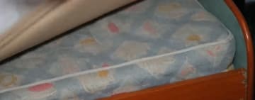 Mizerie, prize smulse din pereți, mâncare expirată. Asta au găsit inspectorii ANPC în unele spații de cazare de pe Valea Prahovei