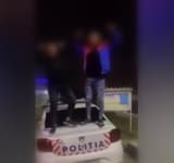 Noua modă printre teribiliști/ Trei tineri, sancționați de polițiștii din Câmpina, după ce s-au filmat cățărați pe o mașină de Poliție